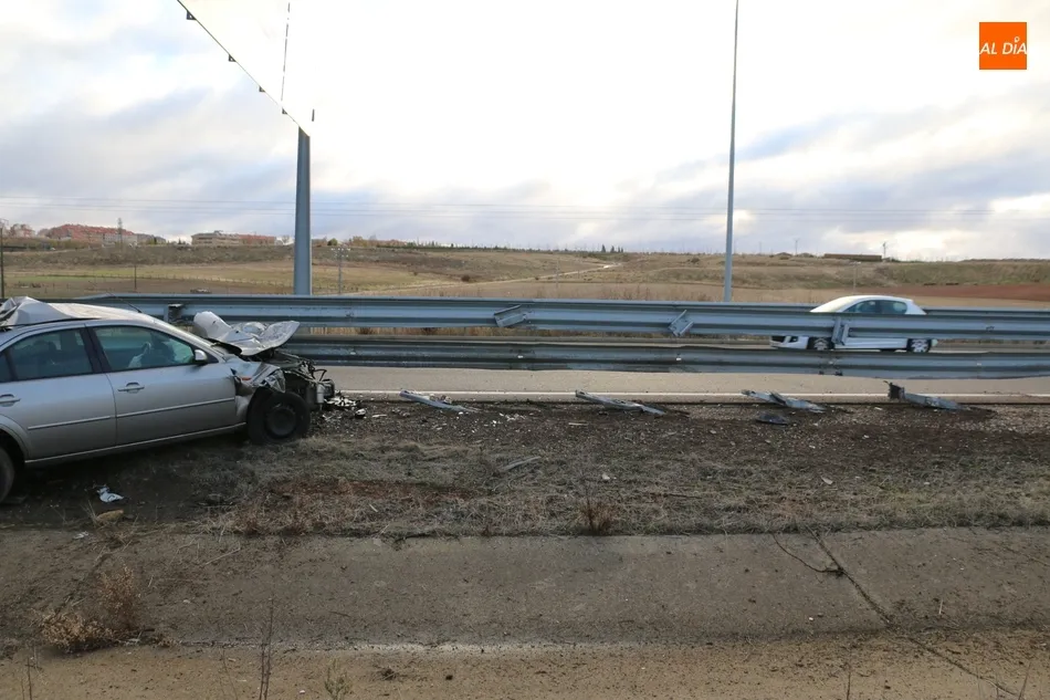 Foto 2 - Un hombre de 21 a&ntilde;os resulta herido tras salirse con el veh&iacute;culo en la A-62 en Salamanca