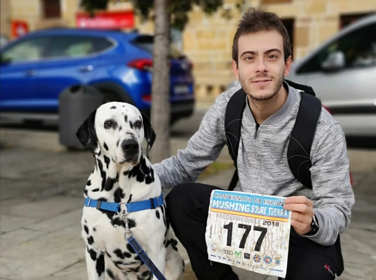 Pablo Vicente junto a su perro