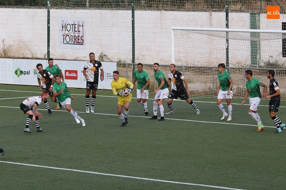 Guijuelo y Unionistas durante el partido amistoso de pretemporada