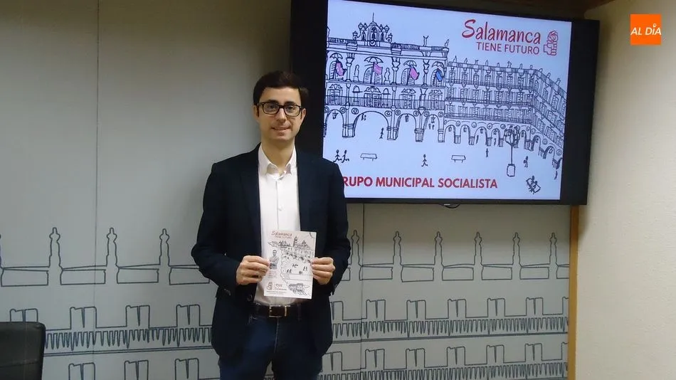 José Luis Mateos, portavoz del Grupo Municipal Socialista, muestra el nuevo boletín