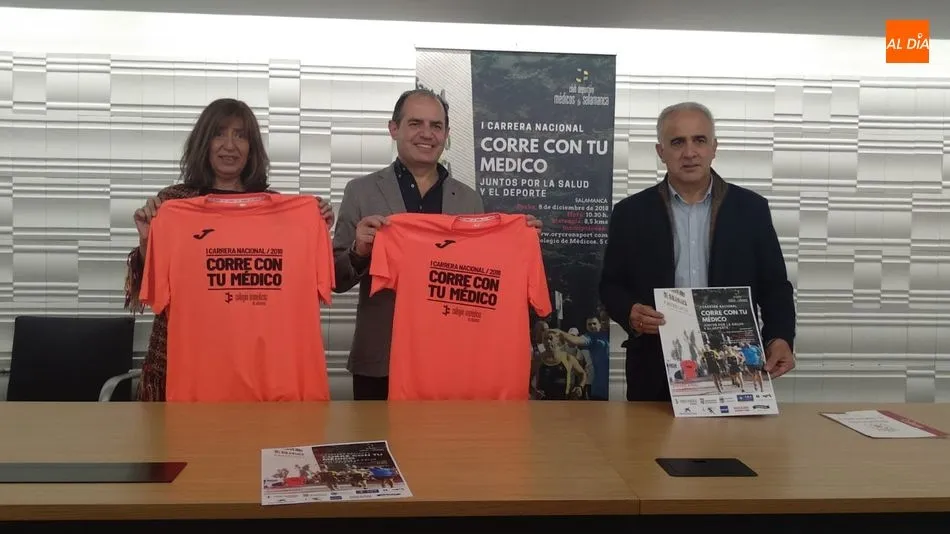 María José Fresnadillo, Santiago Santa Cruz y Jesús María Ortíz posan con el cartel de la carrera. / Carlos Cuervo
