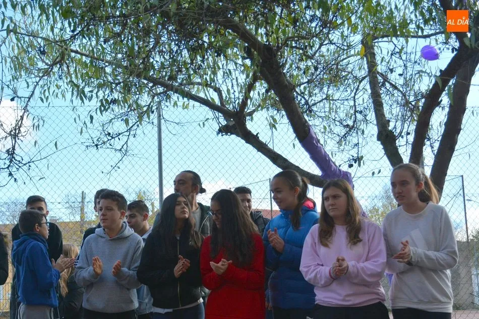 Foto 3 - Los escolares de Lumbrales ofrecen un memorial como homenaje a las mujeres victimas de g&eacute;nero