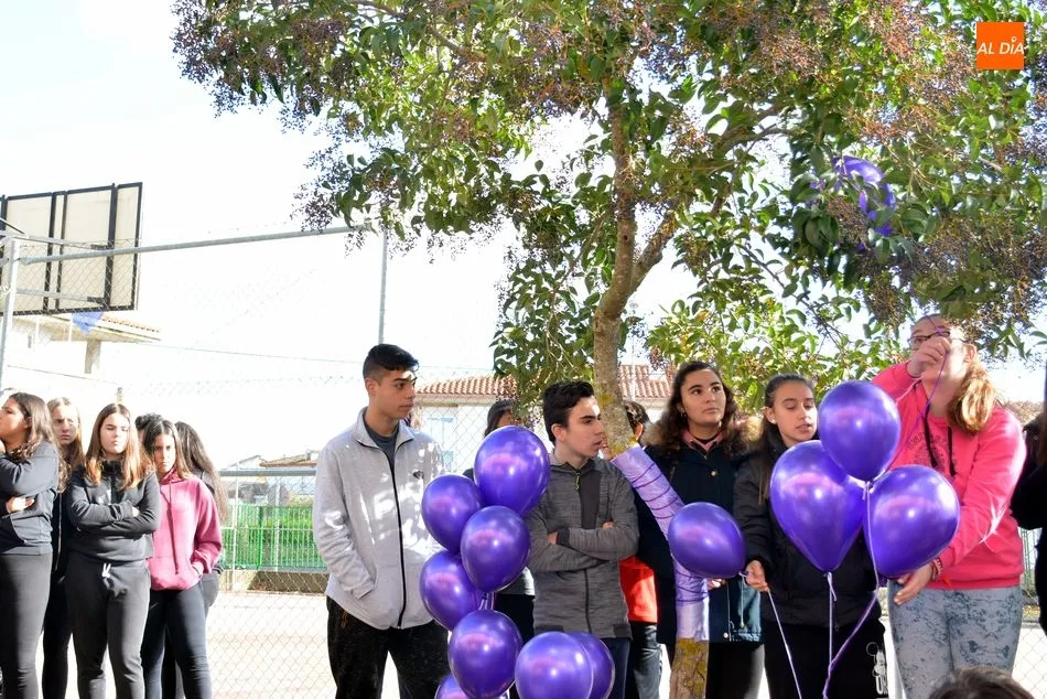 Foto 11 - Los escolares de Lumbrales ofrecen un memorial como homenaje a las mujeres victimas de g&eacute;nero