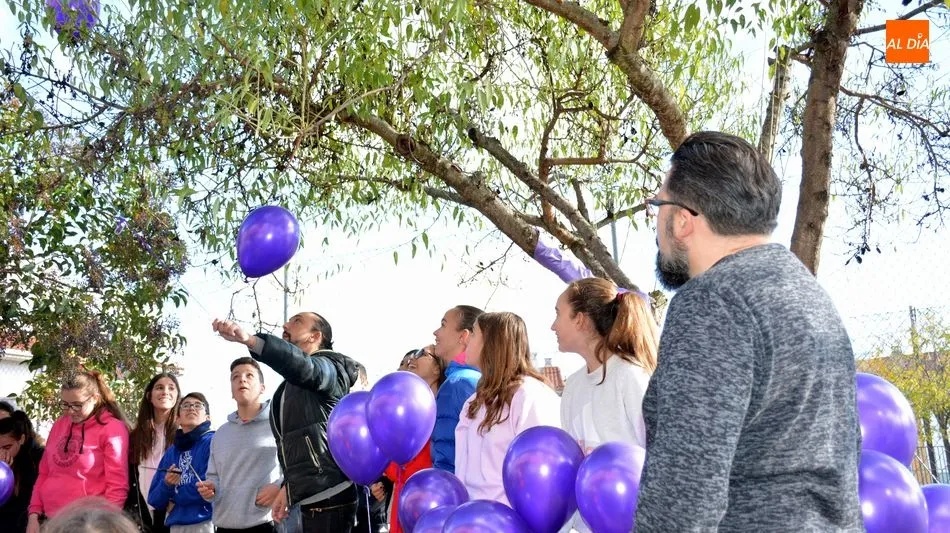 Foto 10 - Los escolares de Lumbrales ofrecen un memorial como homenaje a las mujeres victimas de g&eacute;nero