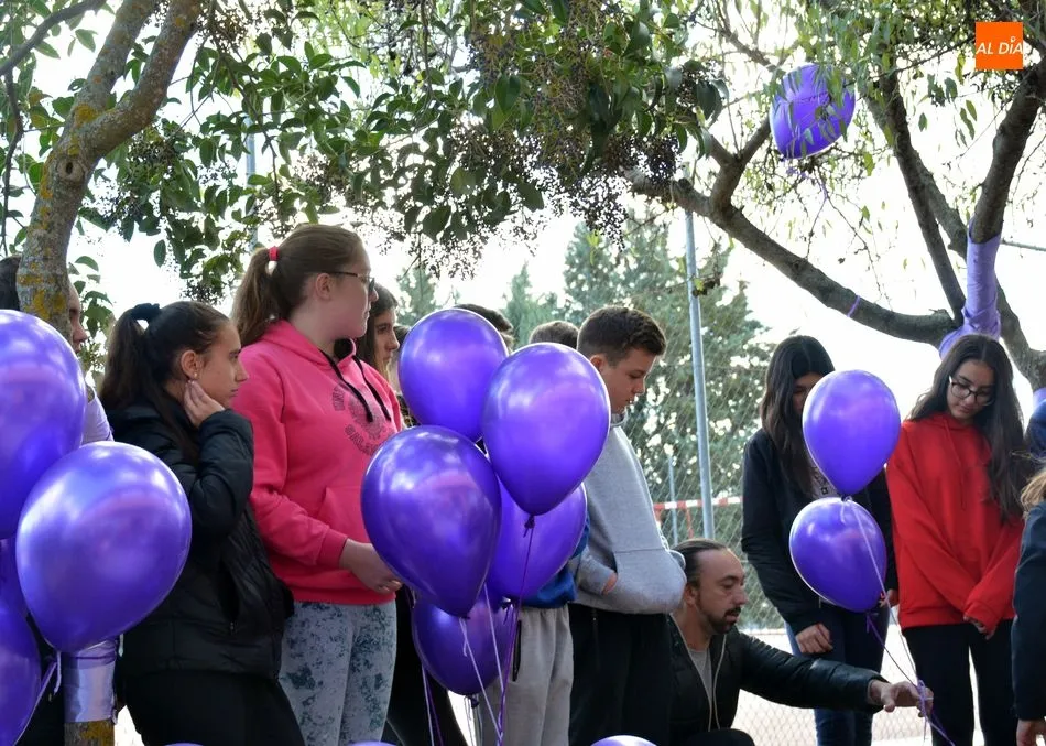 Foto 9 - Los escolares de Lumbrales ofrecen un memorial como homenaje a las mujeres victimas de g&eacute;nero