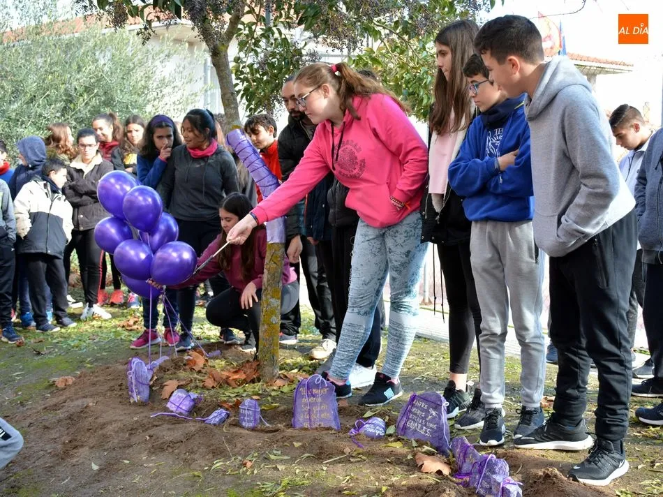 Foto 8 - Los escolares de Lumbrales ofrecen un memorial como homenaje a las mujeres victimas de g&eacute;nero