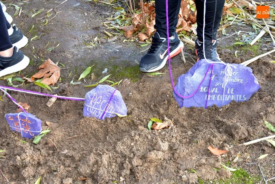 Foto 7 - Los escolares de Lumbrales ofrecen un memorial como homenaje a las mujeres victimas de g&eacute;nero