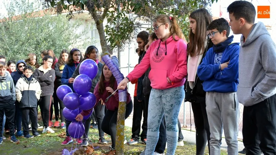 Foto 6 - Los escolares de Lumbrales ofrecen un memorial como homenaje a las mujeres victimas de g&eacute;nero