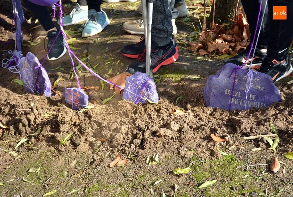 Foto 4 - Los escolares de Lumbrales ofrecen un memorial como homenaje a las mujeres victimas de g&eacute;nero