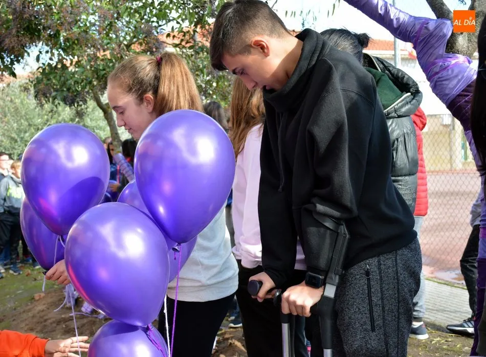 Foto 5 - Los escolares de Lumbrales ofrecen un memorial como homenaje a las mujeres victimas de g&eacute;nero