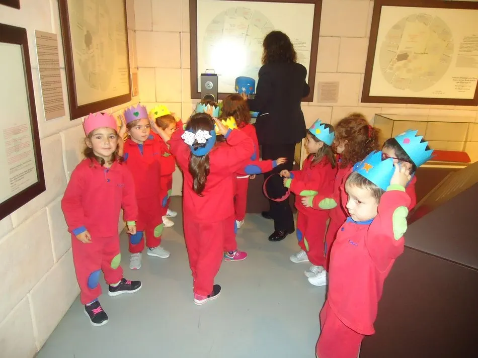 Foto 11 - Los alumnos de Infantil del colegio Padres Trinitarios descubren la importancia de la radio  