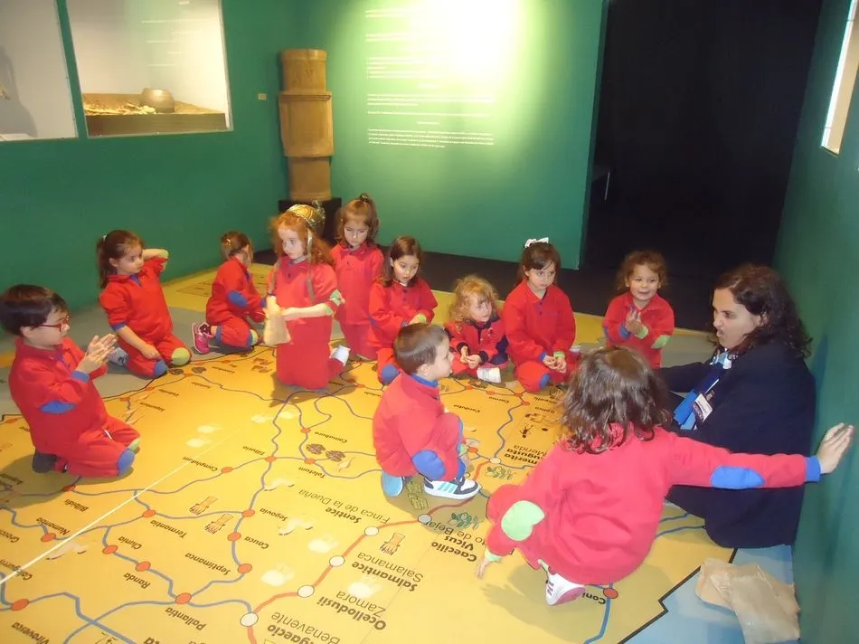 Foto 10 - Los alumnos de Infantil del colegio Padres Trinitarios descubren la importancia de la radio  