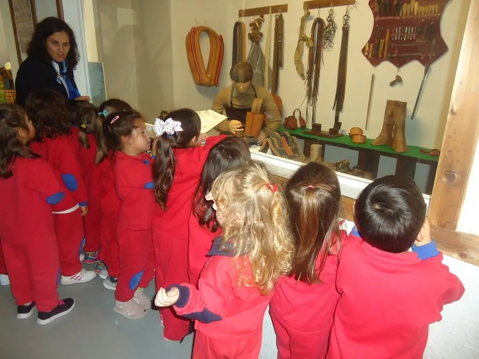 Foto 9 - Los alumnos de Infantil del colegio Padres Trinitarios descubren la importancia de la radio  