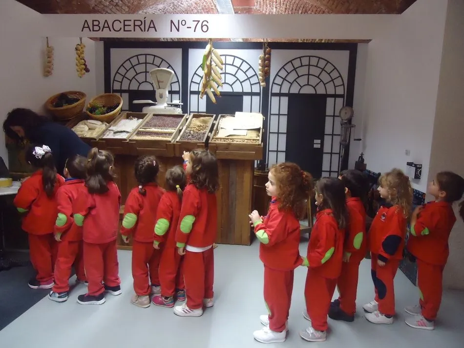 Foto 8 - Los alumnos de Infantil del colegio Padres Trinitarios descubren la importancia de la radio  
