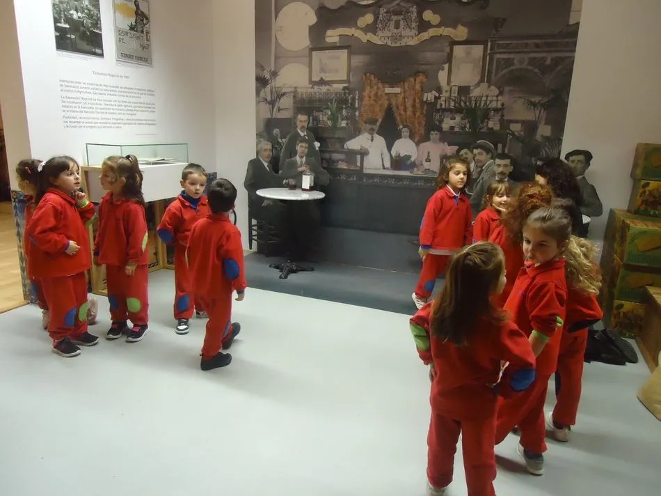 Foto 7 - Los alumnos de Infantil del colegio Padres Trinitarios descubren la importancia de la radio  