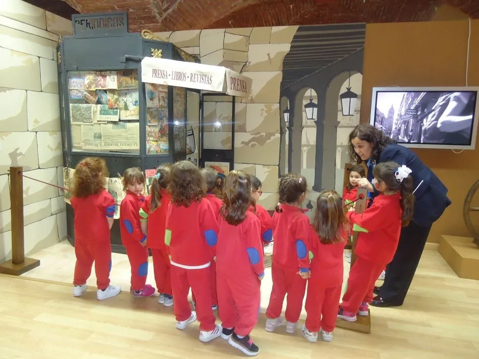Foto 6 - Los alumnos de Infantil del colegio Padres Trinitarios descubren la importancia de la radio  