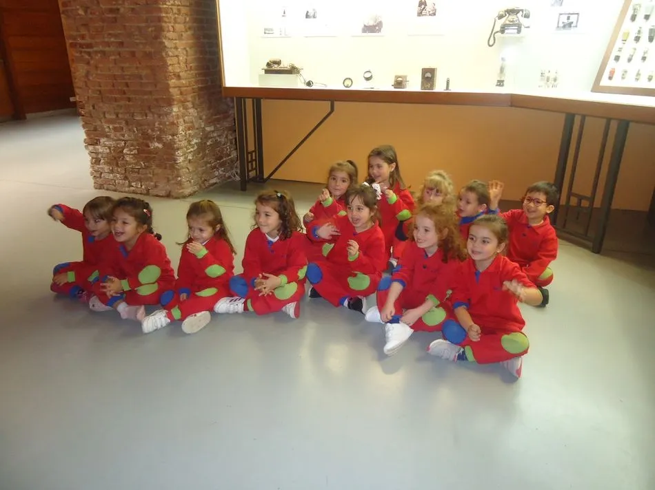 Foto 5 - Los alumnos de Infantil del colegio Padres Trinitarios descubren la importancia de la radio  