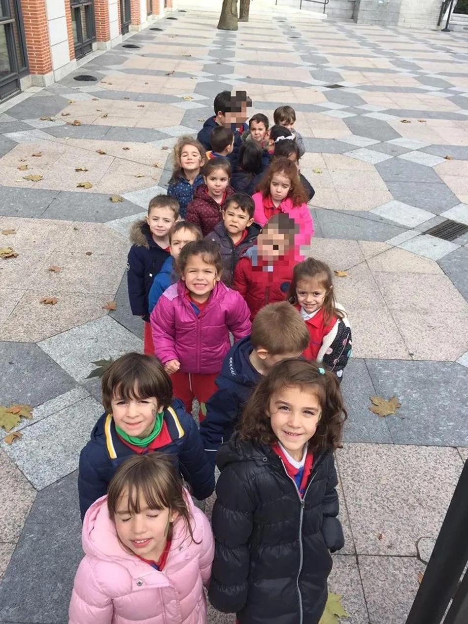 Foto 4 - Los alumnos de Infantil del colegio Padres Trinitarios descubren la importancia de la radio  