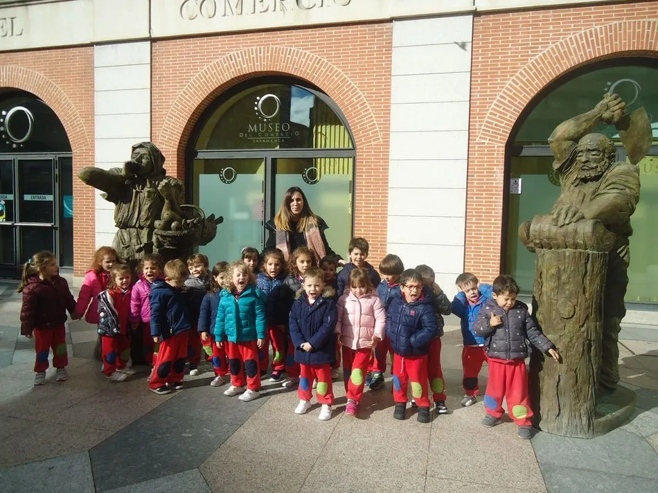 Foto 3 - Los alumnos de Infantil del colegio Padres Trinitarios descubren la importancia de la radio  