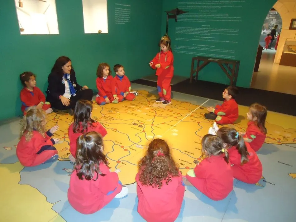 Foto 2 - Los alumnos de Infantil del colegio Padres Trinitarios descubren la importancia de la radio  
