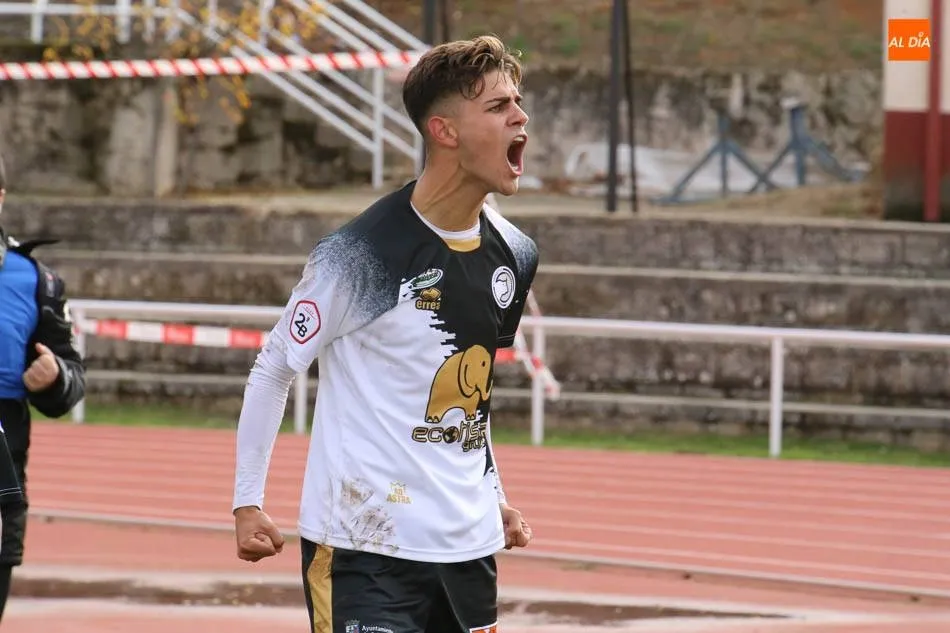 Diego Hernández celebra con rabia el gol del triunfo ante la Ponferradina.