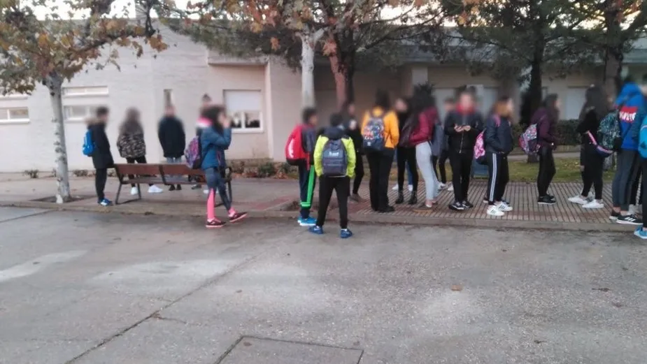 Alumnos de Villoria se niegan a subir al autobús como protesta