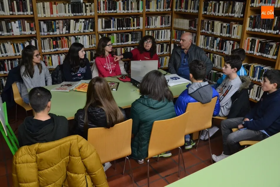 El dibujante de cómics José Revilla visita el taller ‘El Duende del Águeda’  