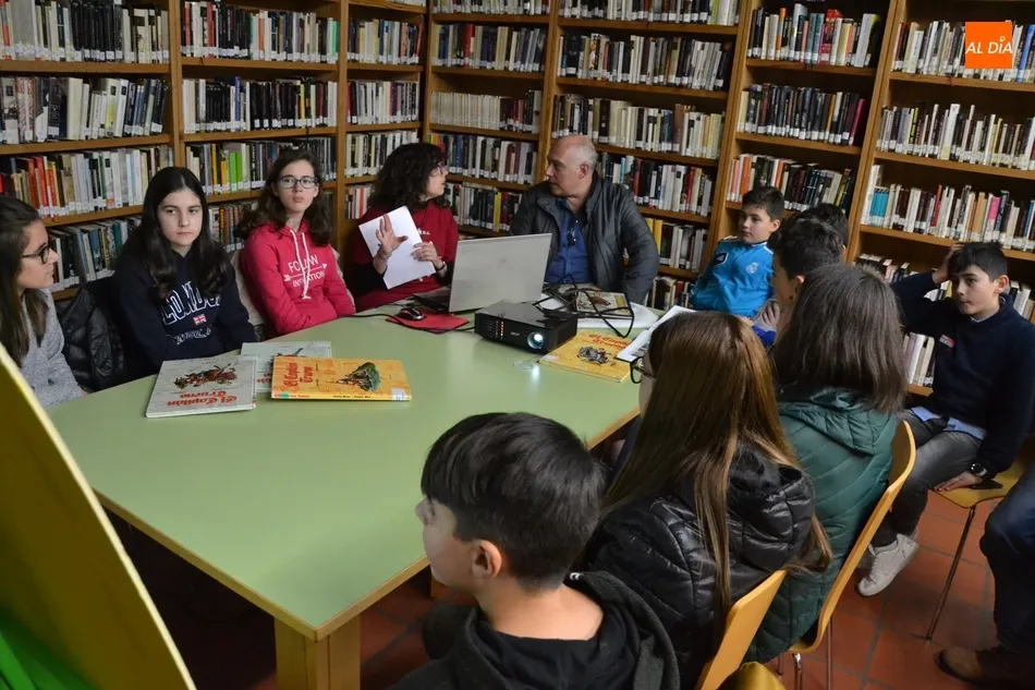 Foto 3 - El dibujante de c&oacute;mics Jos&eacute; Revilla visita el taller &lsquo;El Duende del &Aacute;gueda&rsquo;  