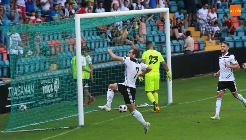 Pablo González celebra un gol ante el Unión Adarve / Alberto Martín