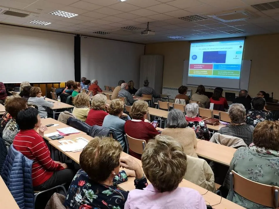 Foto 2 - Finalizan las clases de Filosof&iacute;a y Econom&iacute;a de la Empresa de la Universidad de la Experiencia  
