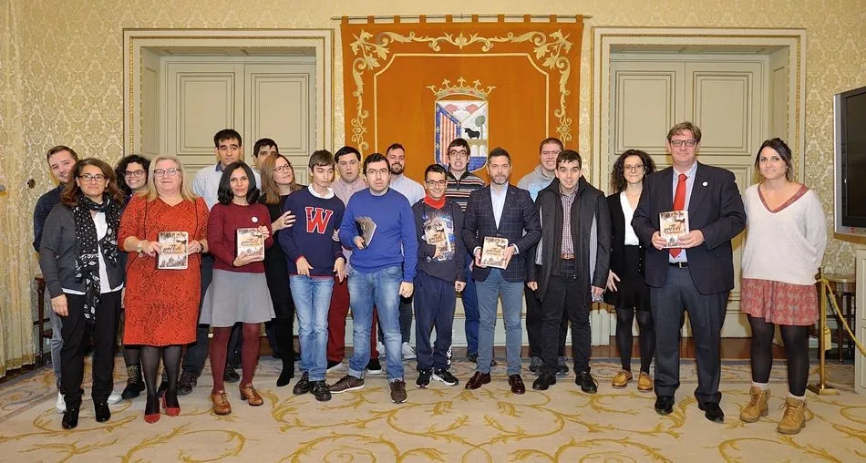 El concejal de Turismo, Julio López Revuelta, junto a representanes de Ariadna y del  Centro de adultos de los Cedros, en el Ayuntamiento