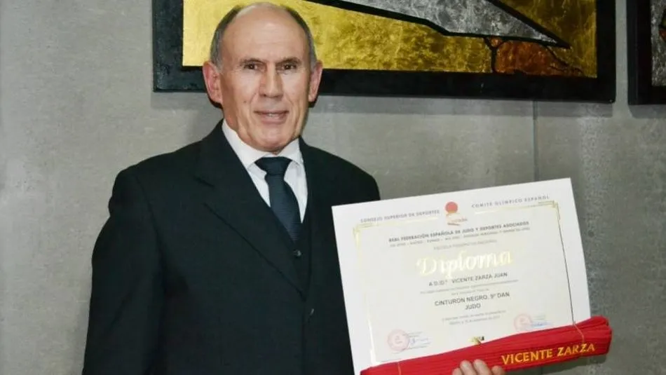 Vicente Zarza, con el diploma y el cinturón rojo de la Federación Española.