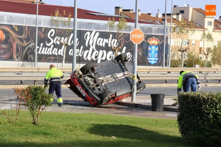 Foto 8 - Herida tras un vuelco en la v&iacute;a de servicio del Centro Comercial Capuchinos