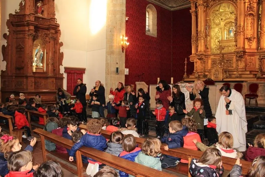 Alumnos del colegio durante una actividad en la capillas del centro.