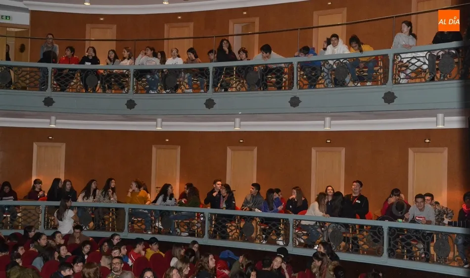 Foto 11 - Unos 400 escolares de Secundaria del Oeste de la provincia disfrutan del teatro en Mir&oacute;briga  