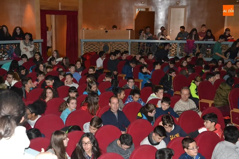 Foto 9 - Unos 400 escolares de Secundaria del Oeste de la provincia disfrutan del teatro en Mir&oacute;briga  