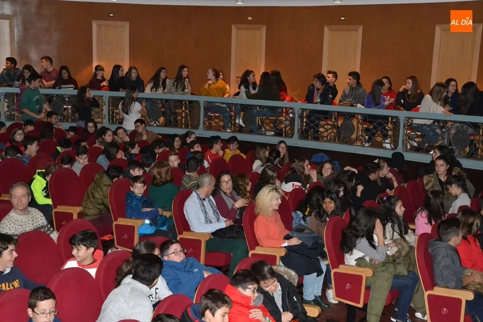 Foto 10 - Unos 400 escolares de Secundaria del Oeste de la provincia disfrutan del teatro en Mir&oacute;briga  