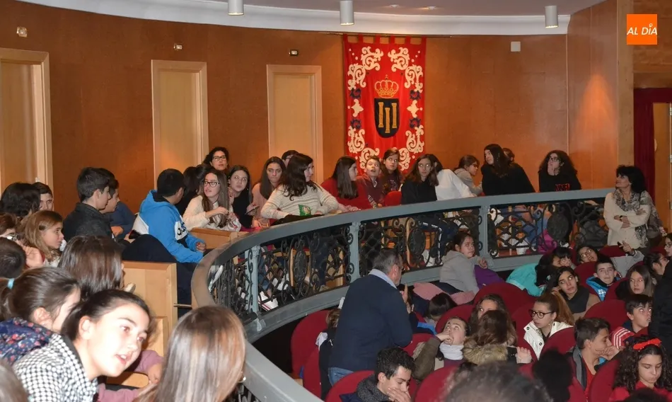 Foto 8 - Unos 400 escolares de Secundaria del Oeste de la provincia disfrutan del teatro en Mir&oacute;briga  