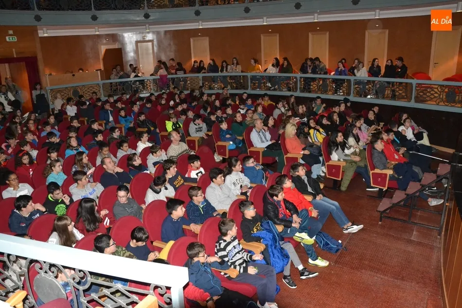 Foto 5 - Unos 400 escolares de Secundaria del Oeste de la provincia disfrutan del teatro en Mir&oacute;briga  