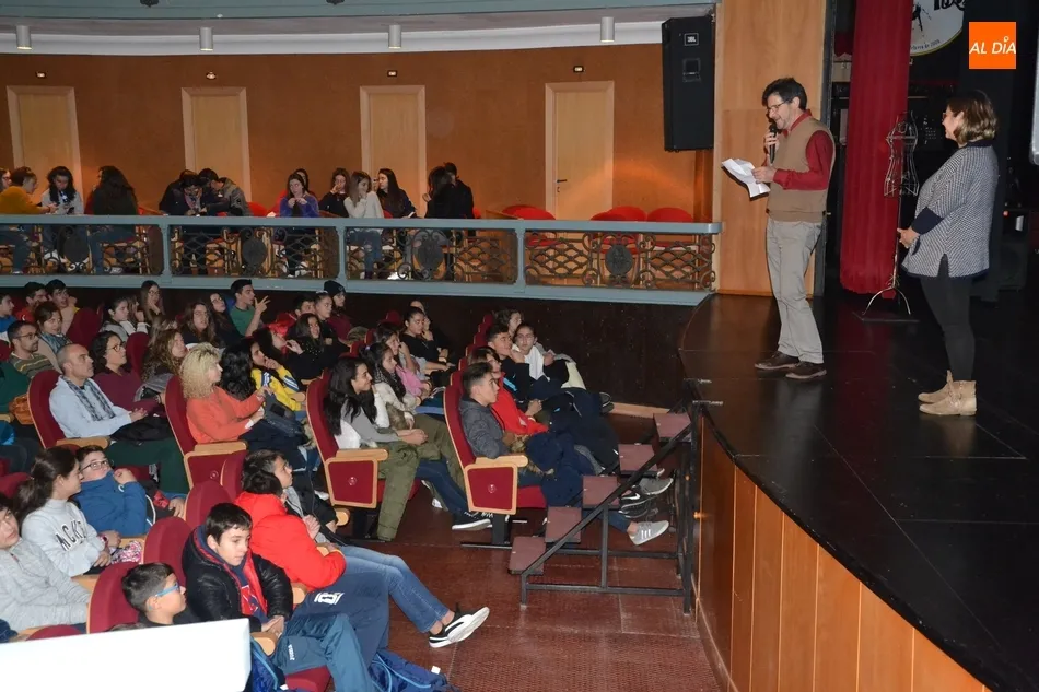 Foto 6 - Unos 400 escolares de Secundaria del Oeste de la provincia disfrutan del teatro en Mir&oacute;briga  