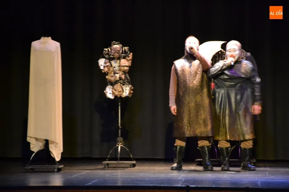 Foto 4 - Unos 400 escolares de Secundaria del Oeste de la provincia disfrutan del teatro en Mir&oacute;briga  
