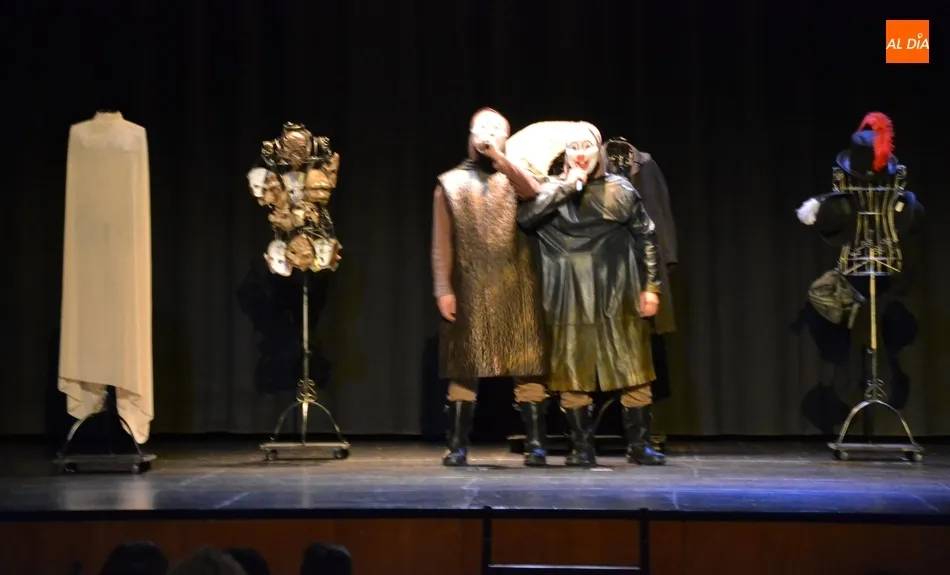 Foto 3 - Unos 400 escolares de Secundaria del Oeste de la provincia disfrutan del teatro en Mir&oacute;briga  