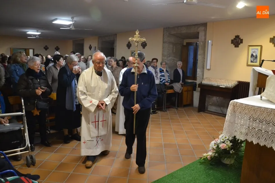Foto 7 - Lleno a rebosar en la jornada final de la novena en honor a la Virgen de la Medalla Milagrosa  