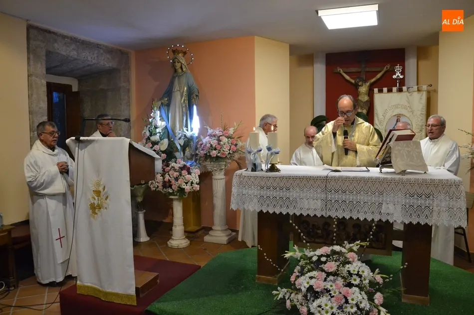 Foto 2 - Lleno a rebosar en la jornada final de la novena en honor a la Virgen de la Medalla Milagrosa  