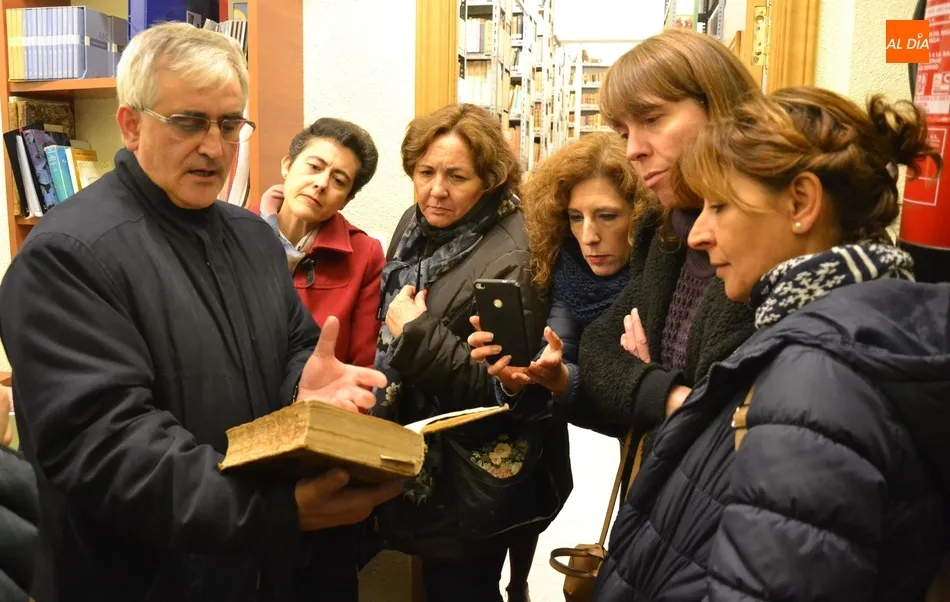 Los integrantes de Mirolibro se adentran en la Biblioteca del Seminario  