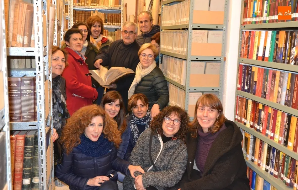 Foto 6 - Los integrantes de Mirolibro se adentran en la Biblioteca del Seminario  