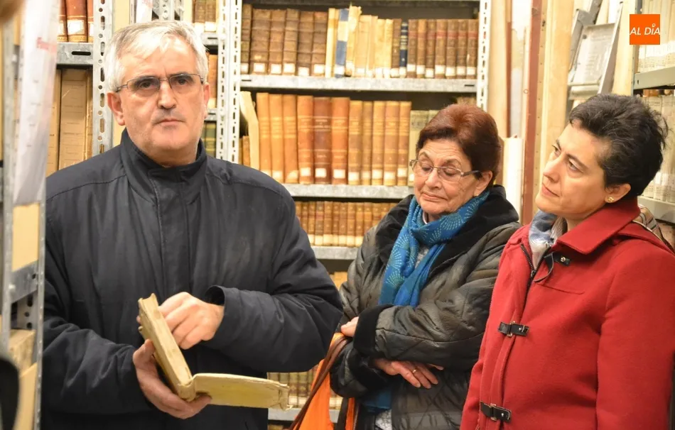 Foto 10 - Los integrantes de Mirolibro se adentran en la Biblioteca del Seminario  