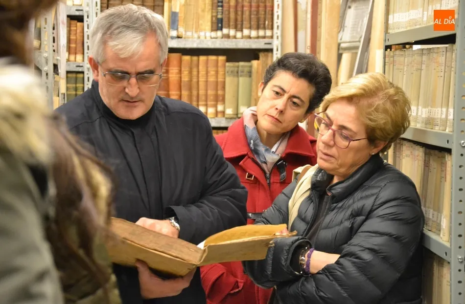 Foto 11 - Los integrantes de Mirolibro se adentran en la Biblioteca del Seminario  