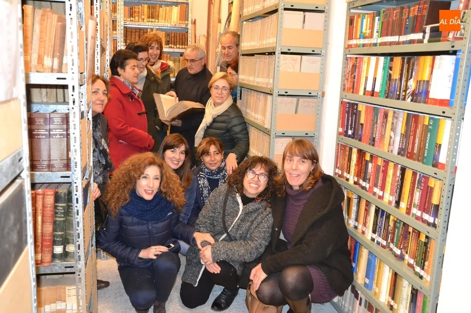 Foto 8 - Los integrantes de Mirolibro se adentran en la Biblioteca del Seminario  