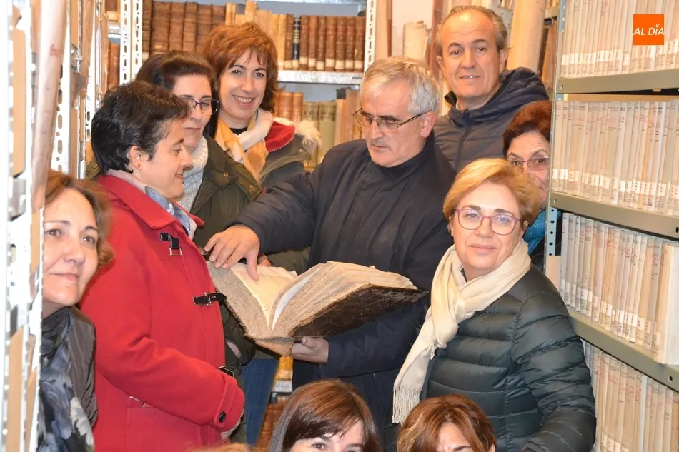 Foto 7 - Los integrantes de Mirolibro se adentran en la Biblioteca del Seminario  
